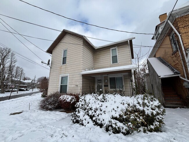 Primary Photo - Beautiful 3 Bedroom Home with Large Back Yard and Deck!