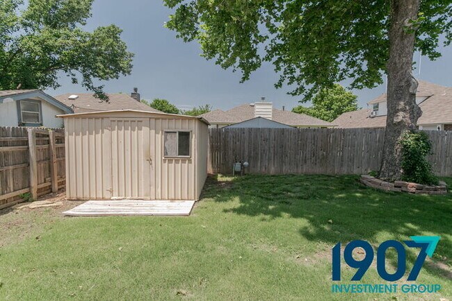 Building Photo - Three-Bedroom Home in Moore Schools