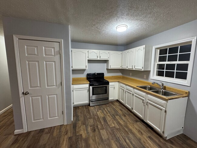 Building Photo - 1211 Redbud St