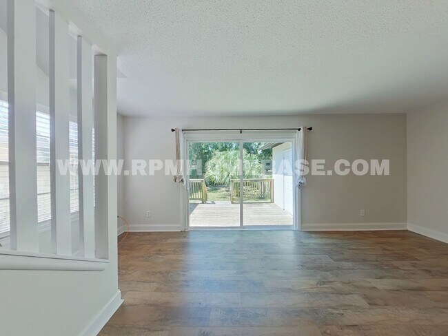 Building Photo - Spacious Dog-Friendly Townhome | Minutes from Eglin AFB & Hurlburt Field