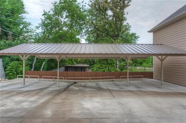 Building Photo - 2732 Sandage Ave