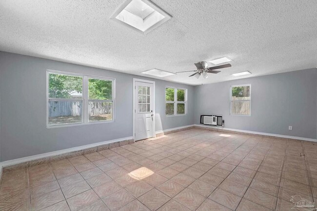 Building Photo - Scenic Heights Living at an Affordable Price!