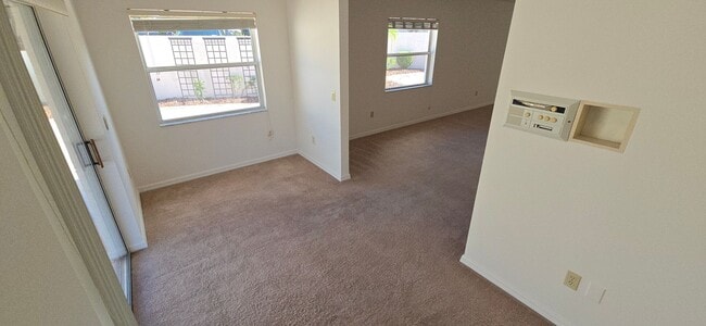 Building Photo - Prime Location – Just Minutes from Lake Su...