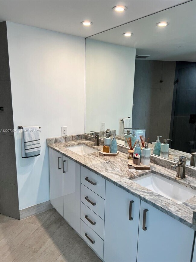 Building Photo - 2475 Brickell Ave