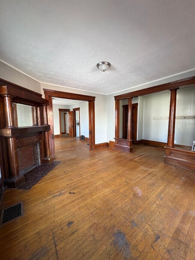 Building Photo - Two bedroom one bathroom 1st level for rent