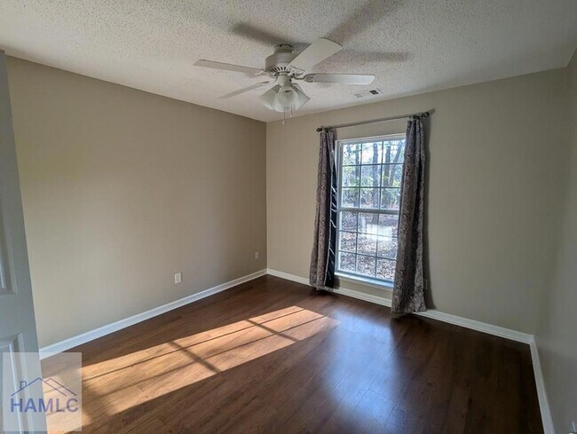 Building Photo - 550 Laurenburg Dr