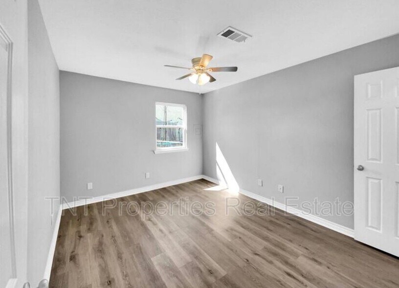 Building Photo - 1518 Pine Ridge Dr
