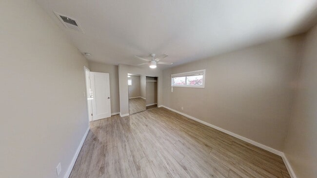Building Photo - 7 BD, 3 BR. Spacious Yard!!