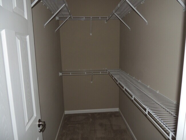 Building Photo - 3 bed, 2 bath, 2 car garage townhouse w/ b...