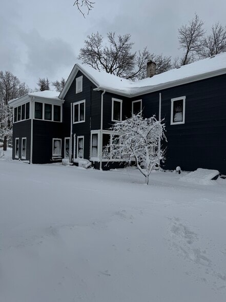 Building Photo - 204 Cherry St W