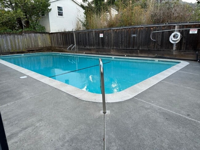 Building Photo - EPIC REA: 2 BR/1 BA Townhome w/ 1 Parking in Great Corte Madera