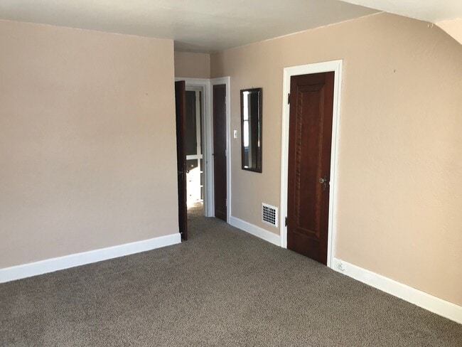 Building Photo - 323 Hillview Dr