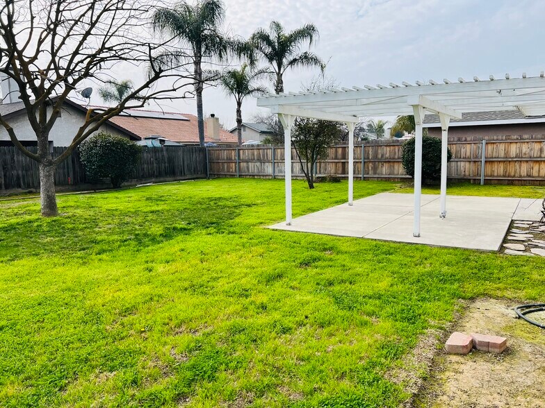 Building Photo - 575 W Cinnamon Ave