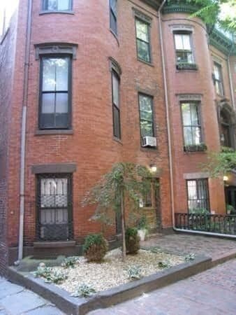 Building Photo - 2 Wellington St