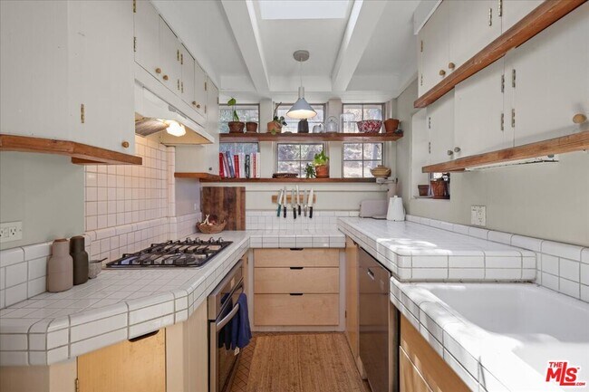 Building Photo - 1555 Fernwood Pacific Dr