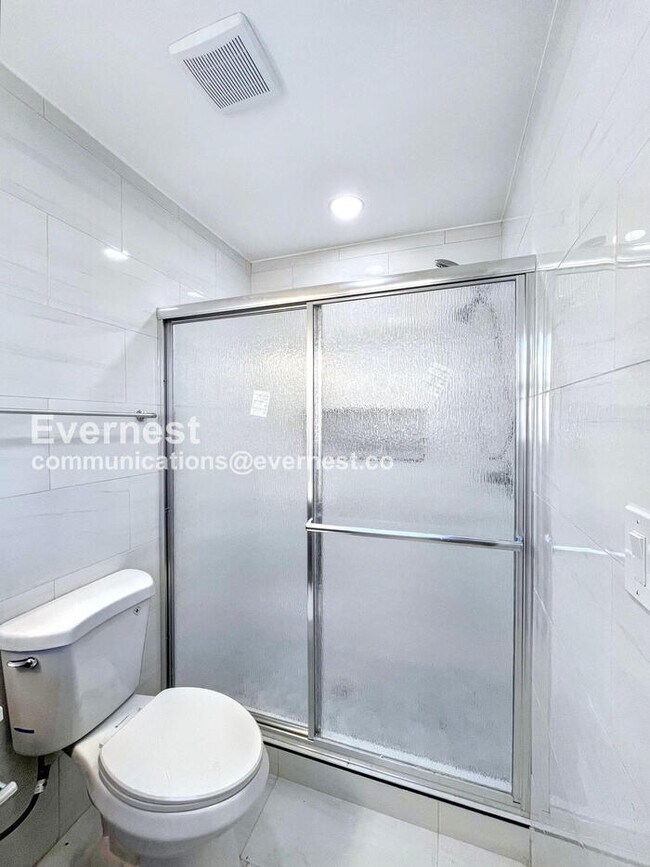 Building Photo - 3 Bed, 2 Bath with Attached Garage / Avail...