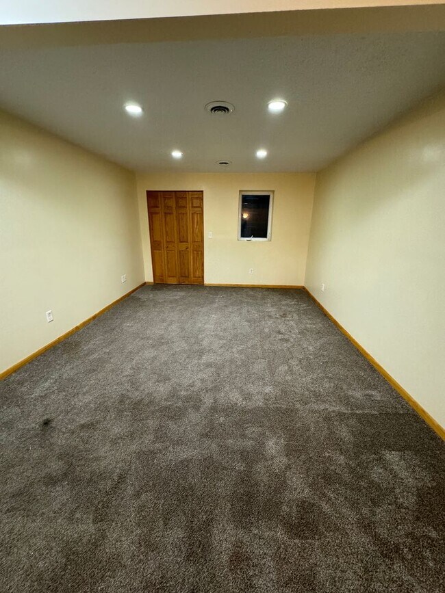 Building Photo - New paint and flooring! 3 bed/1.5 bath ove...
