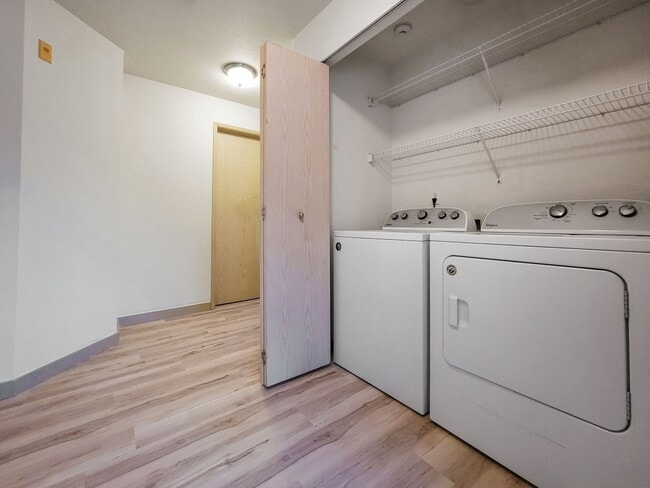 Building Photo - Kent East Hill Townhome with Garage & Patio