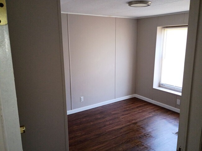 Building Photo - 3 Bedroom/2 Bathroom Home on a Large Lot