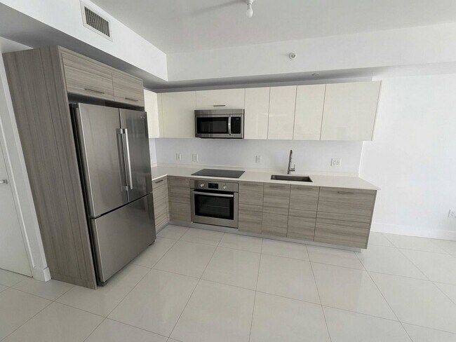 Building Photo - 1300 Brickell Bay Dr