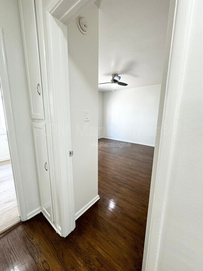 Building Photo - 905 N Sweetzer Ave