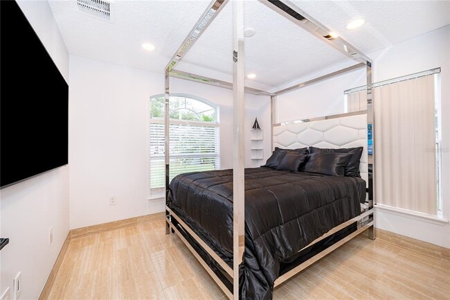 Building Photo - 1649 Lake Villa Dr