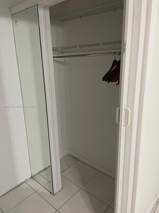 Building Photo - 3141 N Palm Aire Dr