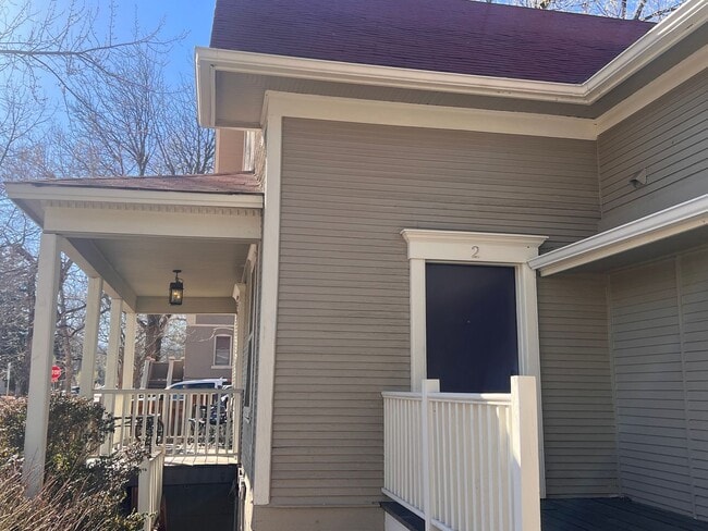 Building Photo - 318-320 W Myrtle