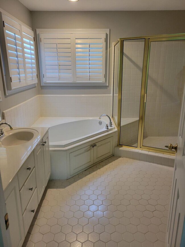 Building Photo - Awesome 4br/2.5ba in exc Cary Location! Av...