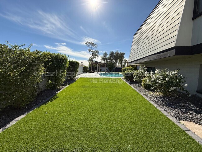 Building Photo - 429 E Greenway Dr