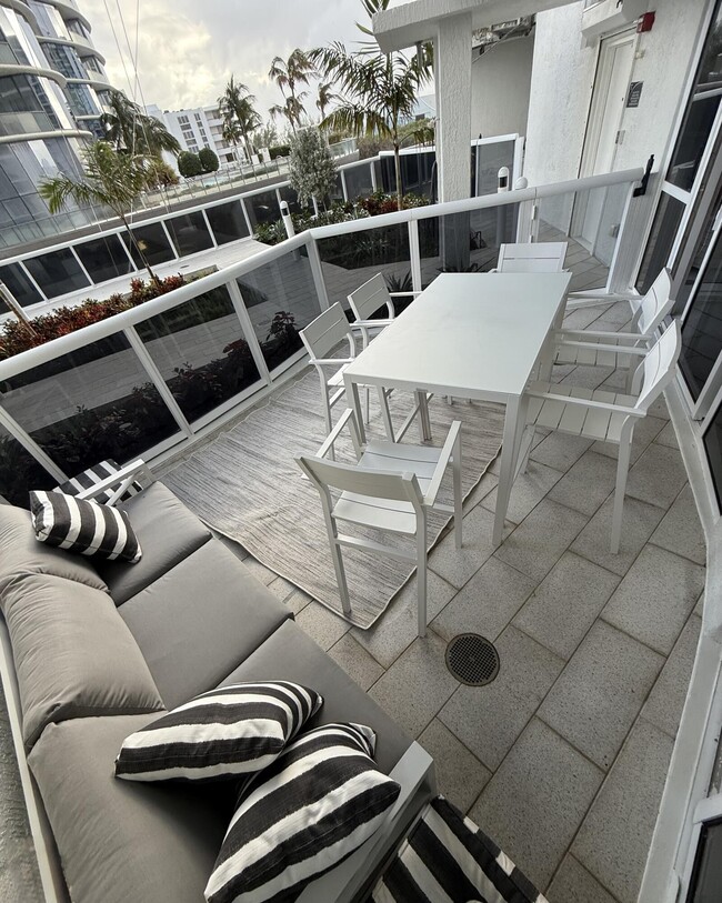 Building Photo - 15811 Collins Ave