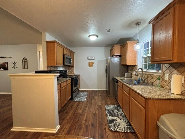 Building Photo - 6 Hart Ln