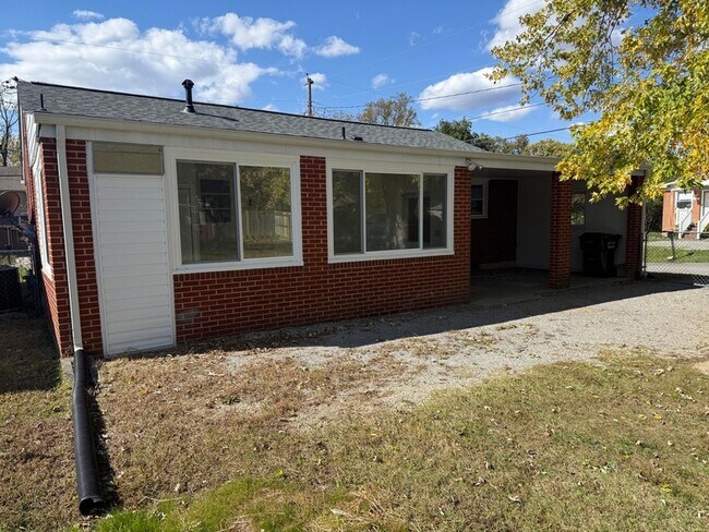 Building Photo - 222 Ross St