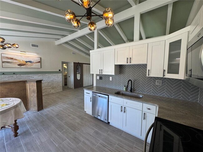 Building Photo - 1500 Carson Cir NE