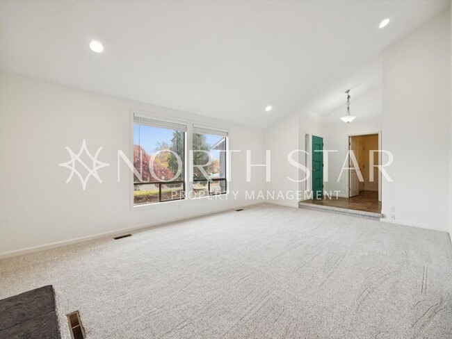 Building Photo - Beautifully Maintained Single-Level Home w...