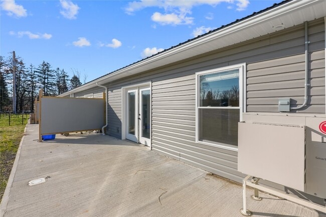 Building Photo - 423 W 3rd St