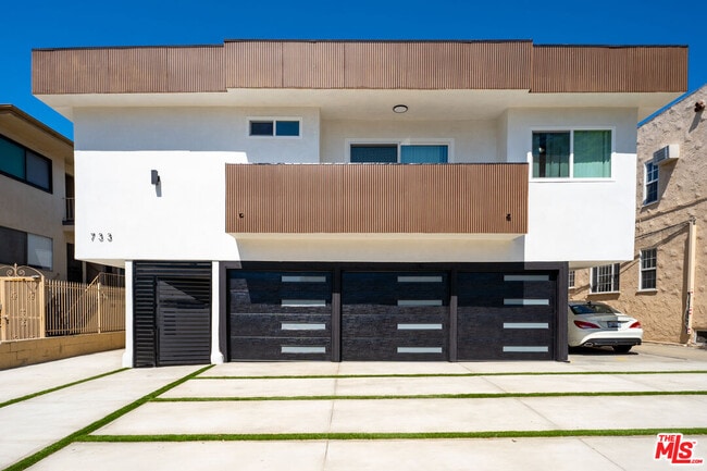 Building Photo - 733 Hayworth Ave