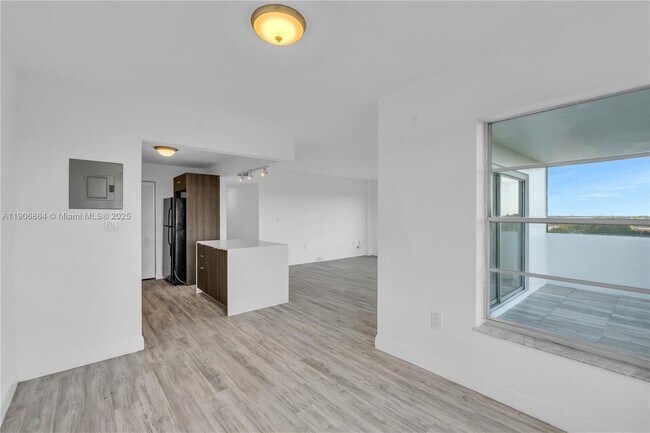 Building Photo - 4164 Inverrary Dr