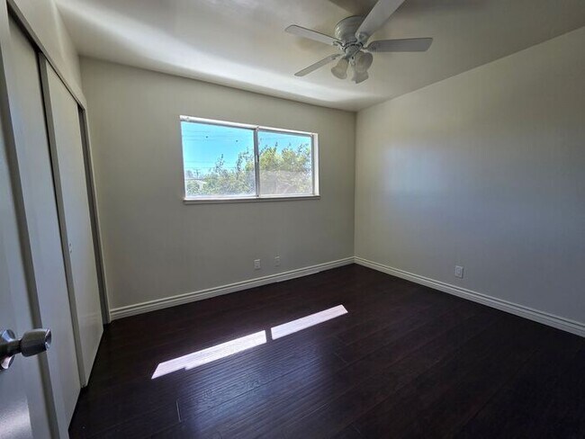 Building Photo - New Listing!
