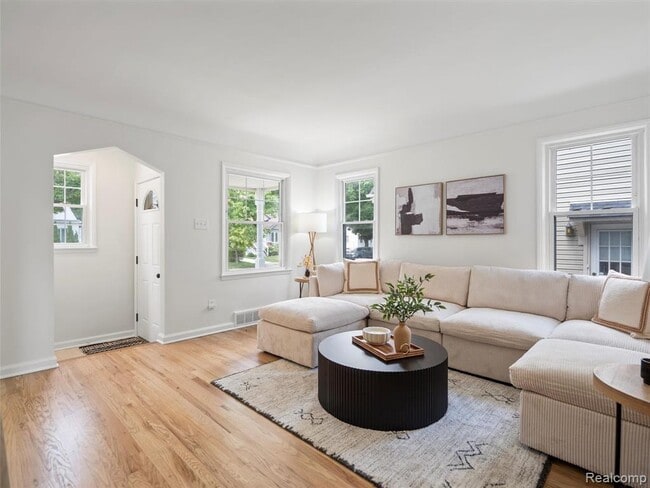 Building Photo - 1027 S Wilson Ave