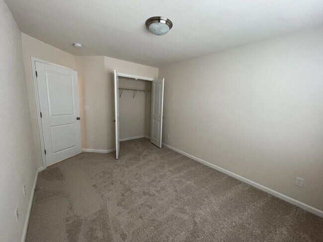 Building Photo - Beautiful 3BR w/ Garage