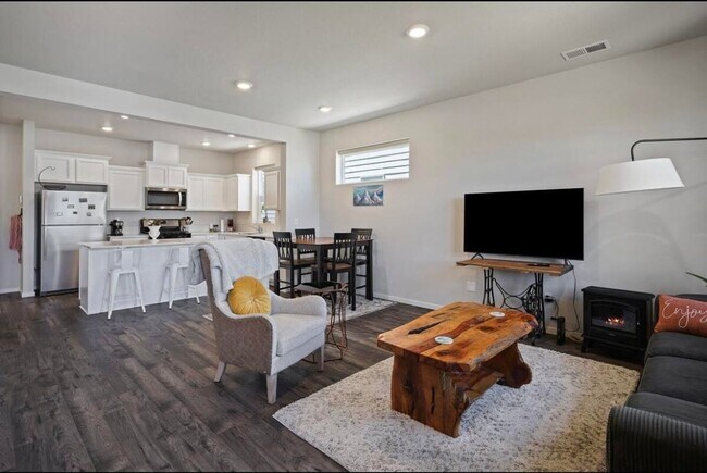 Building Photo - Stylish 3 Bed, 2.5 Bath Townhome Close to ...