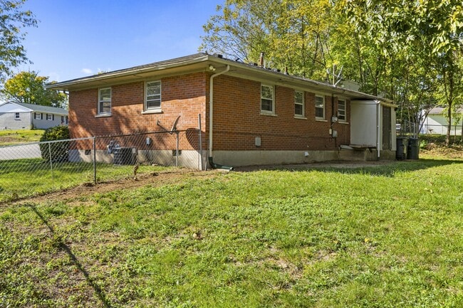 Building Photo - 2461 Mirahill Dr