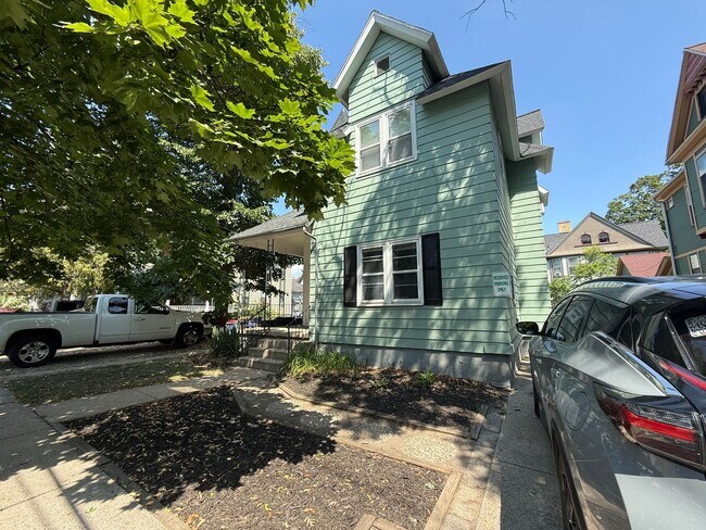 Building Photo - 2 Bed, 1 Bath Upstairs Unit in Heritage Hill – Private Entry & Prime Location