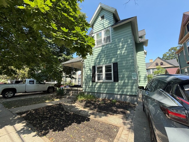 Building Photo - 329 Lyon St NE