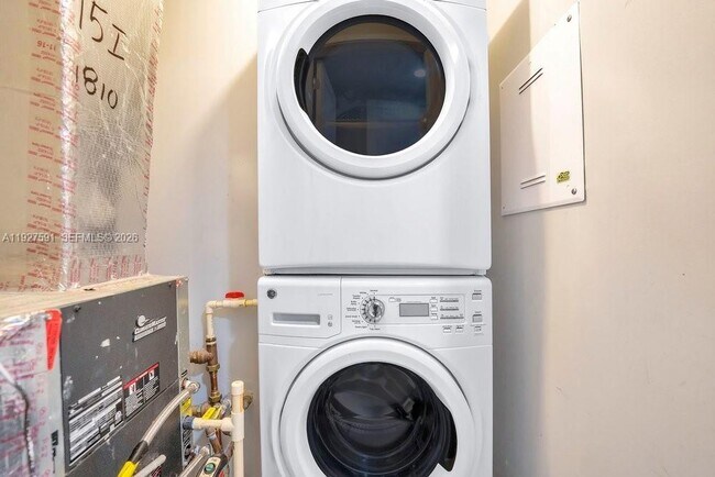 Building Photo - 1010 Brickell Ave