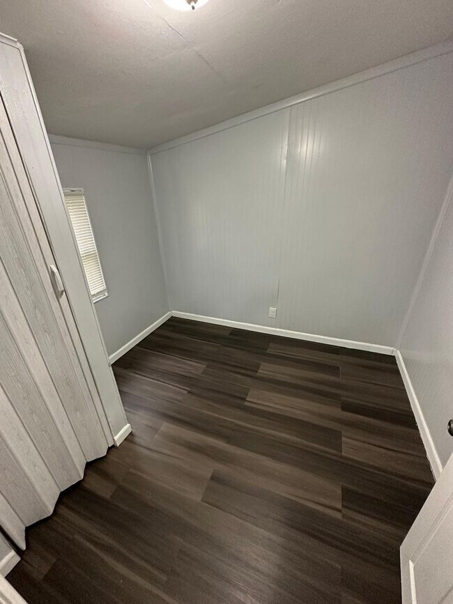 Building Photo - Fully Renovated 2/1 Single Family Available Now!