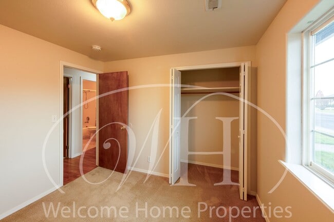 Building Photo - 337 NE Kingwood Pl