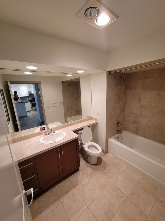 Building Photo - Spacious Kirkland Central Condo for Rent.