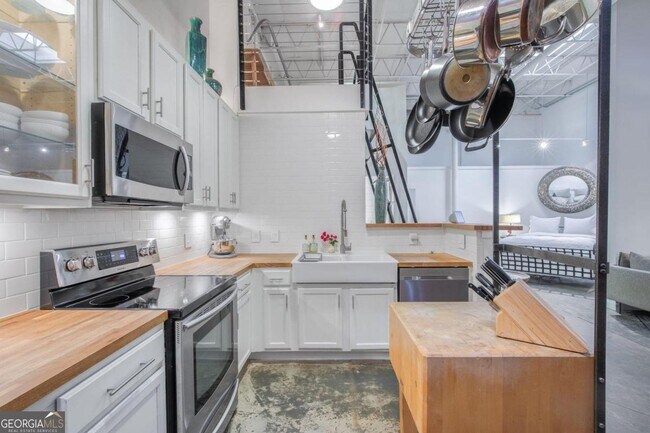 Building Photo - 174 Chester Ave SE